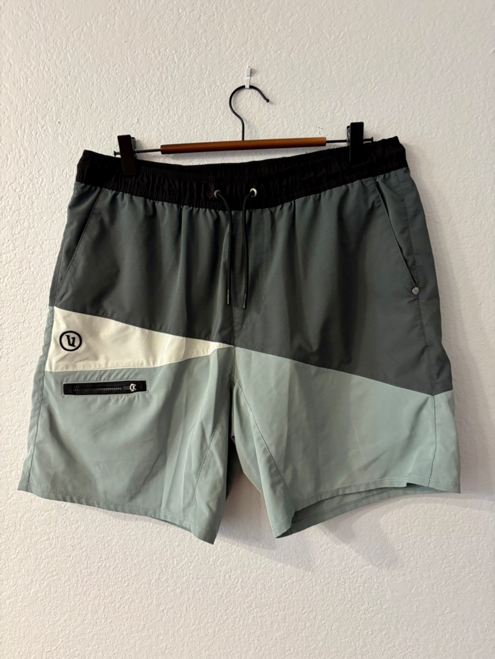 Vuori Men's Colorblock Kore Shorts in the Smoked Beryl/Stormy/Vapor